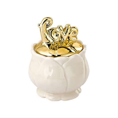 ΜΠΟΜΠΟΝΙΕΡΑ ΜΠΙΖΟΥΤΙΕΡΑ ΠΟΡΣΕΛΑΝΙΝΗ ΜΕ ΧΡΥΣΟ ΚΑΠΑΚΙ LOVE Φ9X12CM